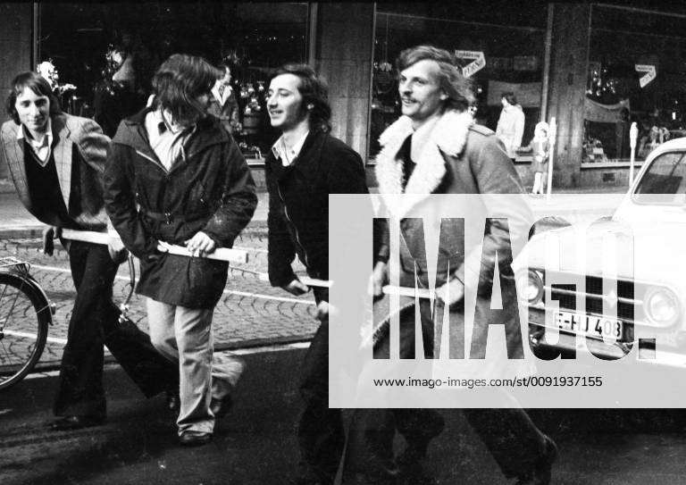 Autokorso der DKP zum Fahrverbot 1973 DEU, Deutschland, Essen: Aufsehen erregte eine Demonstration mit einem Autokorso der DKP am 24.11.1973 in Essen gegen die Fahrverbote an den autolosen Sonntagen . Die Fahrzeuge wurden jedoch von Menschen und Pferden gezogen und geschoben. DEU, Germany, Essen: A demonstration with a car parade of the DKP caused a sensation on 24.11.1973 in Essen against the driving bans on the carless Sundays. However, the vehicles were pulled and pushed by humans and horses. NRW