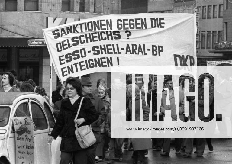 Autokorso der DKP zum Fahrverbot 1973 DEU, Deutschland, Essen: Aufsehen erregte eine Demonstration mit einem Autokorso der DKP am 24.11.1973 in Essen gegen die Fahrverbote an den autolosen Sonntagen . Die Fahrzeuge wurden jedoch von Menschen und Pferden gezogen und geschoben. DEU, Germany, Essen: A demonstration with a car parade of the DKP caused a sensation on 24.11.1973 in Essen against the driving bans on the carless Sundays. However, the vehicles were pulled and pushed by humans and horses. NRW