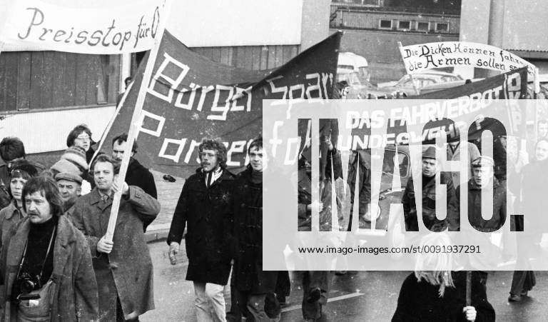 Autokorso der DKP zum Fahrverbot 1973 DEU, Deutschland, Essen: Aufsehen erregte eine Demonstration mit einem Autokorso der DKP am 24.11.1973 in Essen gegen die Fahrverbote an den autolosen Sonntagen . Die Fahrzeuge wurden jedoch von Menschen und Pferden gezogen und geschoben. DEU, Germany, Essen: A demonstration with a car parade of the DKP caused a sensation on 24.11.1973 in Essen against the driving bans on the carless Sundays. However, the vehicles were pulled and pushed by humans and horses. NRW