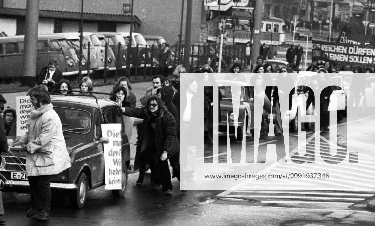 Autokorso der DKP zum Fahrverbot 1973 DEU, Deutschland, Essen: Aufsehen erregte eine Demonstration mit einem Autokorso der DKP am 24.11.1973 in Essen gegen die Fahrverbote an den autolosen Sonntagen . Die Fahrzeuge wurden jedoch von Menschen und Pferden gezogen und geschoben. DEU, Germany, Essen: A demonstration with a car parade of the DKP caused a sensation on 24.11.1973 in Essen against the driving bans on the carless Sundays. However, the vehicles were pulled and pushed by humans and horses. NRW