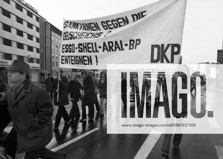 Autokorso der DKP zum Fahrverbot 1973 DEU, Deutschland, Essen: Aufsehen erregte eine Demonstration mit einem Autokorso der DKP am 24.11.1973 in Essen gegen die Fahrverbote an den autolosen Sonntagen . Die Fahrzeuge wurden jedoch von Menschen und Pferden gezogen und geschoben. DEU, Germany, Essen: A demonstration with a car parade of the DKP caused a sensation on 24.11.1973 in Essen against the driving bans on the carless Sundays. However, the vehicles were pulled and pushed by humans and horses. NRW