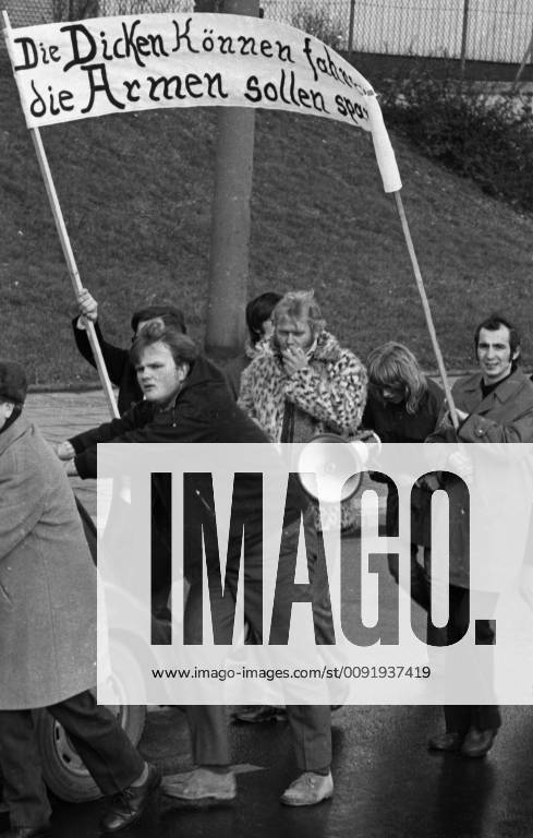 Autokorso der DKP zum Fahrverbot 1973 DEU, Deutschland, Essen: Aufsehen erregte eine Demonstration mit einem Autokorso der DKP am 24.11.1973 in Essen gegen die Fahrverbote an den autolosen Sonntagen . Die Fahrzeuge wurden jedoch von Menschen und Pferden gezogen und geschoben. DEU, Germany, Essen: A demonstration with a car parade of the DKP caused a sensation on 24.11.1973 in Essen against the driving bans on the carless Sundays. However, the vehicles were pulled and pushed by humans and horses. NRW