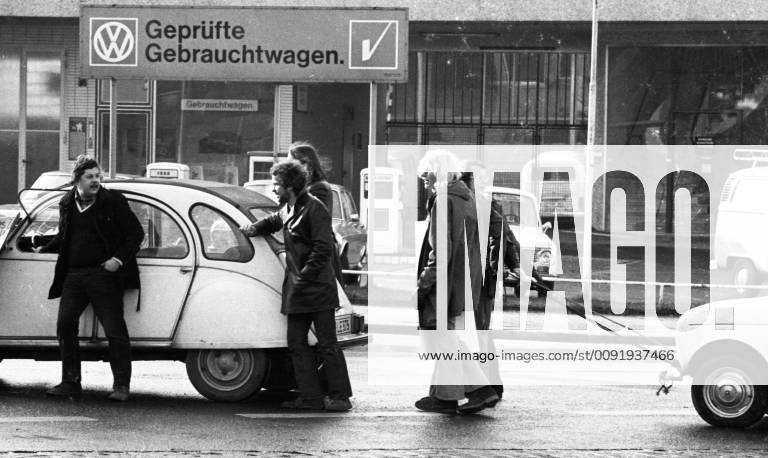 Autokorso der DKP zum Fahrverbot 1973 DEU, Deutschland, Essen: Aufsehen erregte eine Demonstration mit einem Autokorso der DKP am 24.11.1973 in Essen gegen die Fahrverbote an den autolosen Sonntagen . Die Fahrzeuge wurden jedoch von Menschen und Pferden gezogen und geschoben. DEU, Germany, Essen: A demonstration with a car parade of the DKP caused a sensation on 24.11.1973 in Essen against the driving bans on the carless Sundays. However, the vehicles were pulled and pushed by humans and horses. NRW