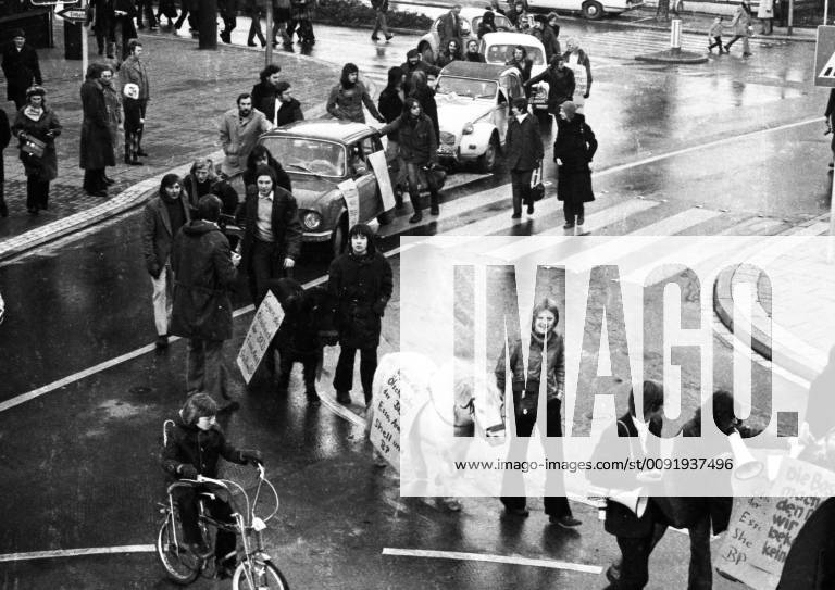 Autokorso der DKP zum Fahrverbot 1973 DEU, Deutschland, Essen: Aufsehen erregte eine Demonstration mit einem Autokorso der DKP am 24.11.1973 in Essen gegen die Fahrverbote an den autolosen Sonntagen . Die Fahrzeuge wurden jedoch von Menschen und Pferden gezogen und geschoben. DEU, Germany, Essen: A demonstration with a car parade of the DKP caused a sensation on 24.11.1973 in Essen against the driving bans on the carless Sundays. However, the vehicles were pulled and pushed by humans and horses. NRW