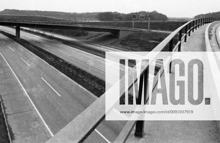 Der 2. autolose Sonntag 1973 DEU, Deutschland, Essen Duisburg: Der 2. autolose Sonntag am 1.12.1973 im Ruhrgebiet.Am Kamener Kreuz bei Duisburg DEU, Germany, Essen Duisburg: The 2nd carless Sunday on 1.12.1973 in the Ruhrgebiet. NRW