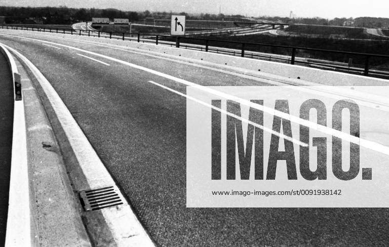 Der 2. autolose Sonntag 1973 DEU, Deutschland, Essen Duisburg: Der 2. autolose Sonntag am 1.12.1973 im Ruhrgebiet. Am Kamener Kreuz bei Duisburg DEU, Germany, Essen Duisburg: The 2nd carless Sunday on 1.12.1973 in the Ruhrgebiet. NRW