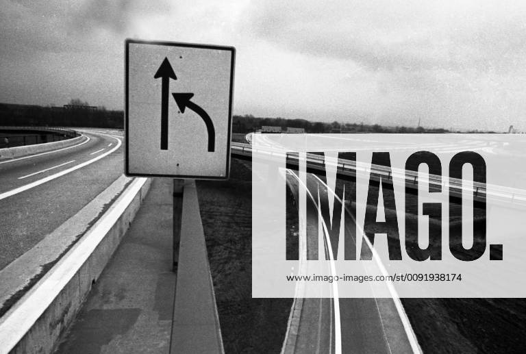 Der 2. autolose Sonntag 1973 DEU, Deutschland, Essen Duisburg: Der 2. autolose Sonntag am 1.12.1973 im Ruhrgebiet.Am Kamener Kreuz bei Duisburg DEU, Germany, Essen Duisburg: The 2nd carless Sunday on 1.12.1973 in the Ruhrgebiet. NRW