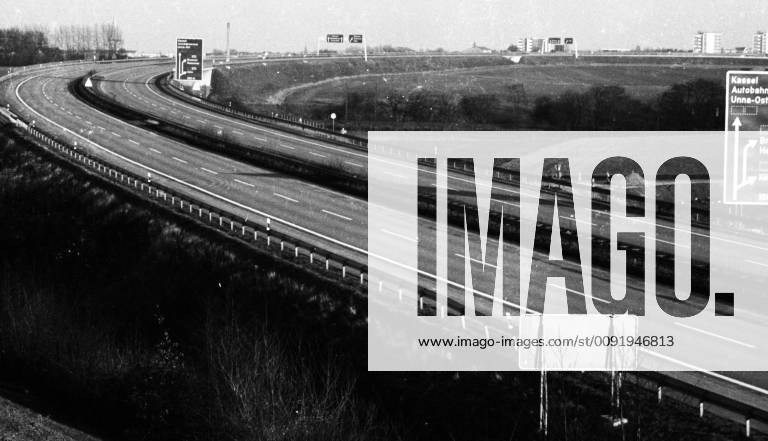 IMAGO History, Ölpreiskrise 1973 3.autoloser Sonntag 1973 DEU, Deutschland, Kamen: Kinder, Spaziergaenger, Radfahrer bevoelkerten die Autobahn am Kamener Kreuz am 9.12.1973 , dem 3.autolosen Sonntag wegen der Oelkrise . Nur mit Sondergenehmigung konnte die Autobahn befahren werden. DEU, Germany, Kamen: Children, walkers, cyclists populated the motorway at the Kamen junction on 9.12.1973 , the 3rd carless Sunday because of the oil crisis . Only with special permission the motorway could be driven on. NRW