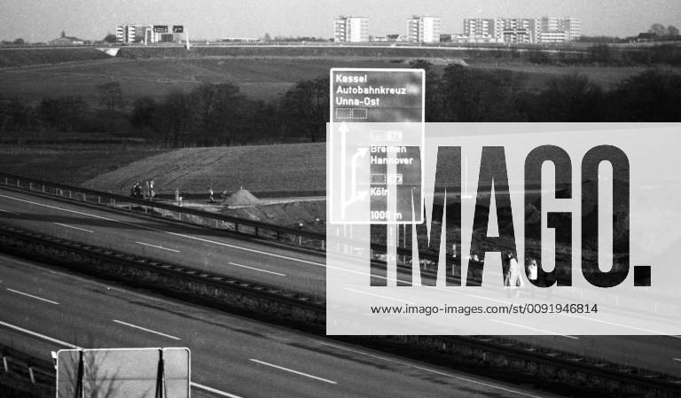 IMAGO History, Ölpreiskrise 1973 3.autoloser Sonntag 1973 DEU, Deutschland, Kamen: Kinder, Spaziergaenger, Radfahrer bevoelkerten die Autobahn am Kamener Kreuz am 9.12.1973 , dem 3.autolosen Sonntag wegen der Oelkrise . Nur mit Sondergenehmigung konnte die Autobahn befahren werden. DEU, Germany, Kamen: Children, walkers, cyclists populated the motorway at the Kamen junction on 9.12.1973 , the 3rd carless Sunday because of the oil crisis . Only with special permission the motorway could be driven on. NRW