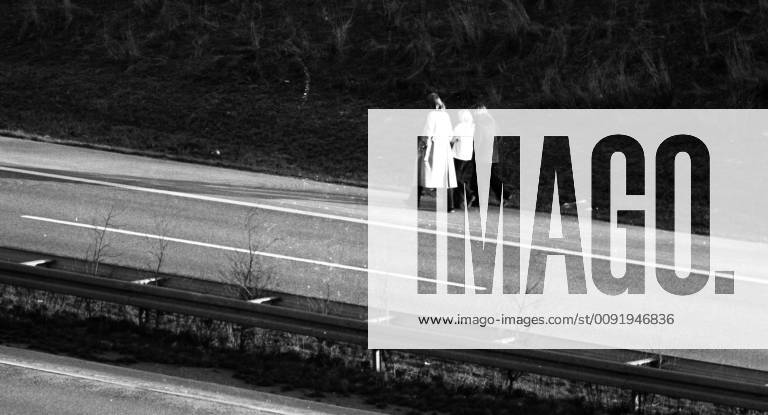 3.autoloser Sonntag 1973 DEU, Deutschland, Kamen: Kinder, Spaziergaenger, Radfahrer bevoelkerten die Autobahn am Kamener Kreuz am 9.12.1973 , dem 3.autolosen Sonntag wegen der Oelkrise . Nur mit Sondergenehmigung konnte die Autobahn befahren werden. DEU, Germany, Kamen: Children, walkers, cyclists populated the motorway at the Kamen junction on 9.12.1973 , the 3rd carless Sunday because of the oil crisis . Only with special permission the motorway could be driven on. NRW
