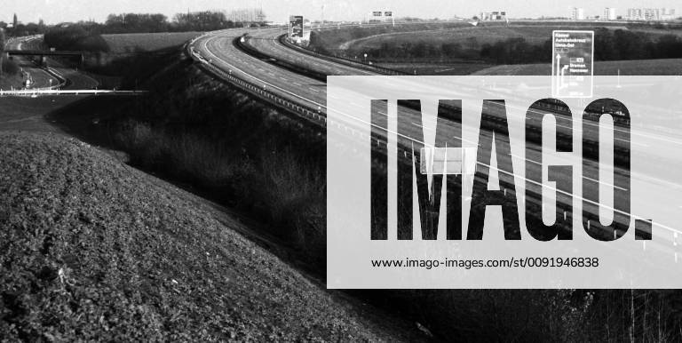3.autoloser Sonntag 1973 DEU, Deutschland, Kamen: Kinder, Spaziergaenger, Radfahrer bevoelkerten die Autobahn am Kamener Kreuz am 9.12.1973 , dem 3.autolosen Sonntag wegen der Oelkrise . Nur mit Sondergenehmigung konnte die Autobahn befahren werden. DEU, Germany, Kamen: Children, walkers, cyclists populated the motorway at the Kamen junction on 9.12.1973 , the 3rd carless Sunday because of the oil crisis . Only with special permission the motorway could be driven on. NRW