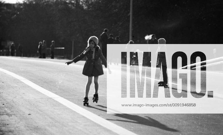 IMAGO History, Ölpreiskrise 1973 3.autoloser Sonntag 1973 DEU, Deutschland, Kamen: Kinder, Spaziergaenger, Radfahrer bevoelkerten die Autobahn am Kamener Kreuz am 9.12.1973 , dem 3.autolosen Sonntag wegen der Oelkrise . Nur mit Sondergenehmigung konnte die Autobahn befahren werden. DEU, Germany, Kamen: Children, walkers, cyclists populated the motorway at the Kamen junction on 9.12.1973 , the 3rd carless Sunday because of the oil crisis . Only with special permission the motorway could be driven on. NRW