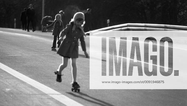 3.autoloser Sonntag 1973 DEU, Deutschland, Kamen: Kinder, Spaziergaenger, Radfahrer bevoelkerten die Autobahn am Kamener Kreuz am 9.12.1973 , dem 3.autolosen Sonntag wegen der Oelkrise . Nur mit Sondergenehmigung konnte die Autobahn befahren werden. DEU, Germany, Kamen: Children, walkers, cyclists populated the motorway at the Kamen junction on 9.12.1973 , the 3rd carless Sunday because of the oil crisis . Only with special permission the motorway could be driven on. NRW