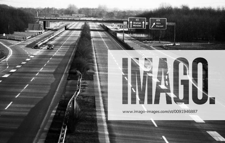 IMAGO History, Ölpreiskrise 1973 3.autoloser Sonntag 1973 DEU, Deutschland, Kamen: Kinder, Spaziergaenger, Radfahrer bevoelkerten die Autobahn am Kamener Kreuz am 9.12.1973 , dem 3.autolosen Sonntag wegen der Oelkrise . Nur mit Sondergenehmigung konnte die Autobahn befahren werden. DEU, Germany, Kamen: Children, walkers, cyclists populated the motorway at the Kamen junction on 9.12.1973 , the 3rd carless Sunday because of the oil crisis . Only with special permission the motorway could be driven on. NRW