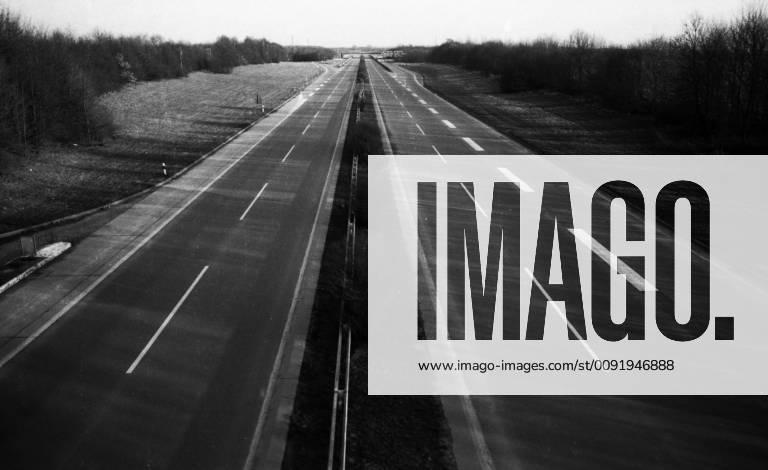3.autoloser Sonntag 1973 DEU, Deutschland, Kamen: Kinder, Spaziergaenger, Radfahrer bevoelkerten die Autobahn am Kamener Kreuz am 9.12.1973 , dem 3.autolosen Sonntag wegen der Oelkrise . Nur mit Sondergenehmigung konnte die Autobahn befahren werden. DEU, Germany, Kamen: Children, walkers, cyclists populated the motorway at the Kamen junction on 9.12.1973 , the 3rd carless Sunday because of the oil crisis . Only with special permission the motorway could be driven on. NRW