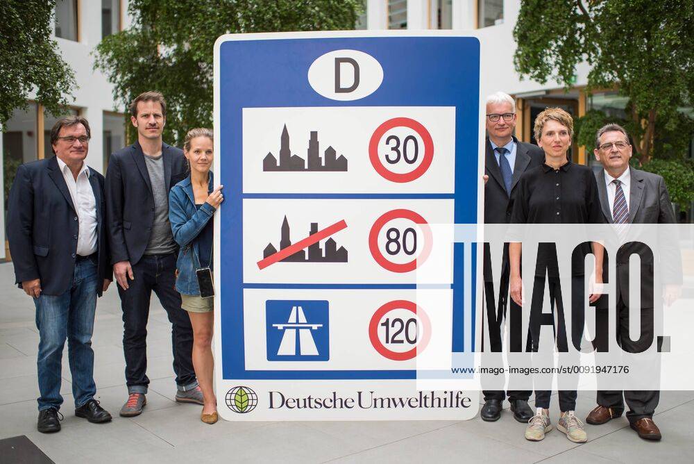 Verkehr Umwelt Buendnis fuer Tempolimit Ein breites Buendnis aus Umwelt- und Verkehrssicherheitsverbaenden fordert ein Tempolimit auf Autobahnen. Auf einer Pressekonferenz am Freitag den 21. Juni 2019 in Berlin erklaerten die Vertreter der Deutschen Umwelthilfe (DUH), des Verkehrsclub Deutschland (VCD), der Verkehrsunfall-Opferhilfe (VOD), Changing Cities und Greenpeace, dass in Deutschland als einzigem Staat in Europa auf 80 Prozent der Autobahnen ohne jede Tempolimit gefahren werden kann. Gaebe es ein Tempolimit von 80 km h ausserorts und 120 km h auf Autobahnen wie beispielsweise die Schweiz, koennten sofort bis zu fuenf Millionen Tonnen des Klimagases CO2 vermieden werden. Zudem wuerde es ueber 100 Todesopfer und mehr als 5.000 Verletzte verhindern. Innerstaedtisch wuerde zudem eine Regelgeschwindigkeit von 30 km h mehr Sicherheit