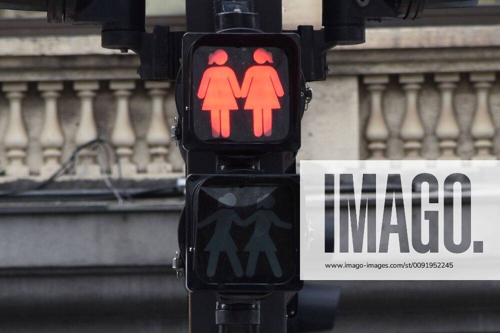 Brasilien, gleichgeschlechtliche Ampelsymbole in Sao Paulo SÃO PAULO, SP - 21.06.2019: SEMÁFOROS AV. PAULISTA - Traffic lights on Av. Paulista, with homosexual couples in honor of the gay pride parade, this Friday (21). x1750898x RobertoxCasimiro