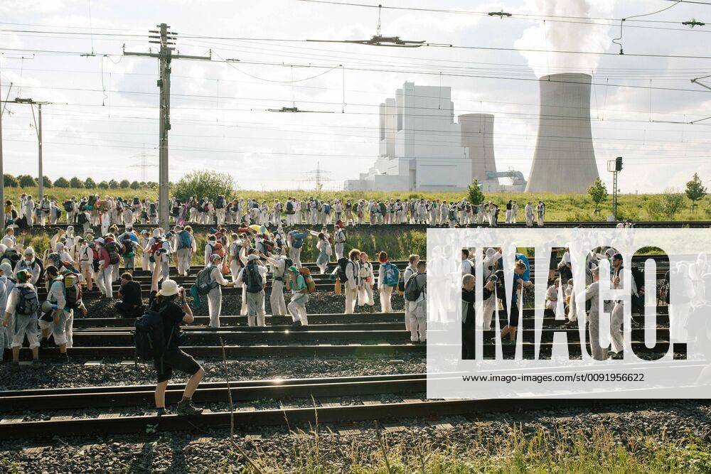 End of the site Action weekend in the Rhineland Seat blockade on the rails of the coal railway Action alliance End of the site again calls for protests in the Rhenish lignite mining area In several groups, activists tried to reach the infrastructure and coal mines Approximately 550 people blocked the coal railway that supplies the Neurath power station According to the E