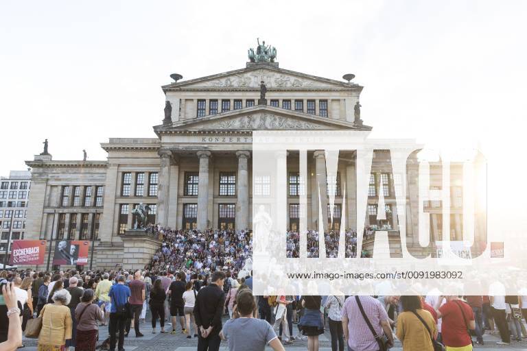 19 Fete de la Musique, Singalong and Flashmob, hundreds of participants sing the Ode to Joy live in front of the Konzerthaus on Berlins Gendarmenmarkt on 21 06 19, Classic, Europe Flashmob, EU, Europahymne, Schiller, Schauspielhaus, summer solstice, evening, sunset, longest day, shortest night, music Berlin Deutschland, Germany