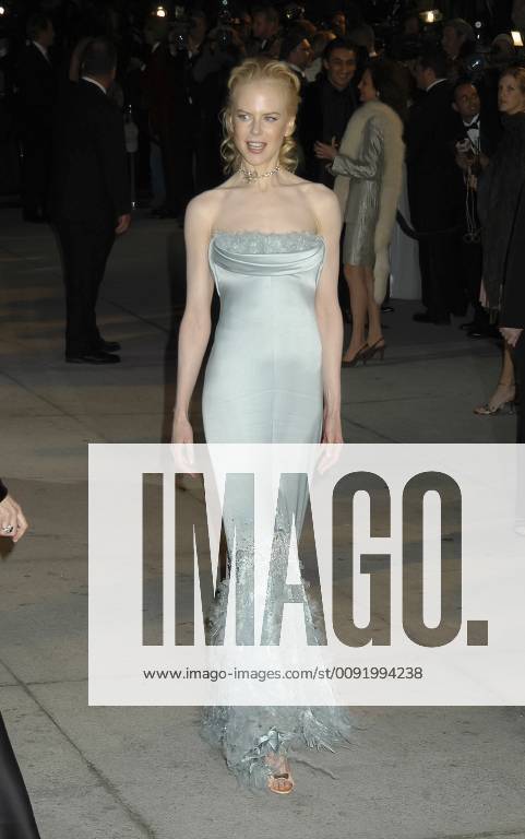 Nicole Kidman at the 2004 Vanity Fair Oscar Party at Morton s in West Hollywood, CA. The event took place on Sunday, February 29, 2004. Photo by: SBM PictureLux - File Reference 33790-4284SMBPLX West Hollywood CA United States Of America