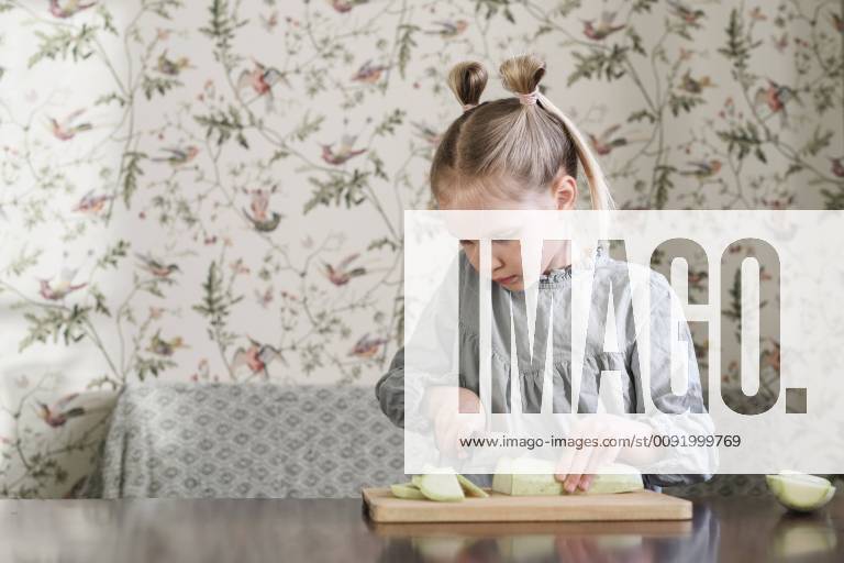 Girl slicing courgette model released Symbolfoto property released EYAF00174