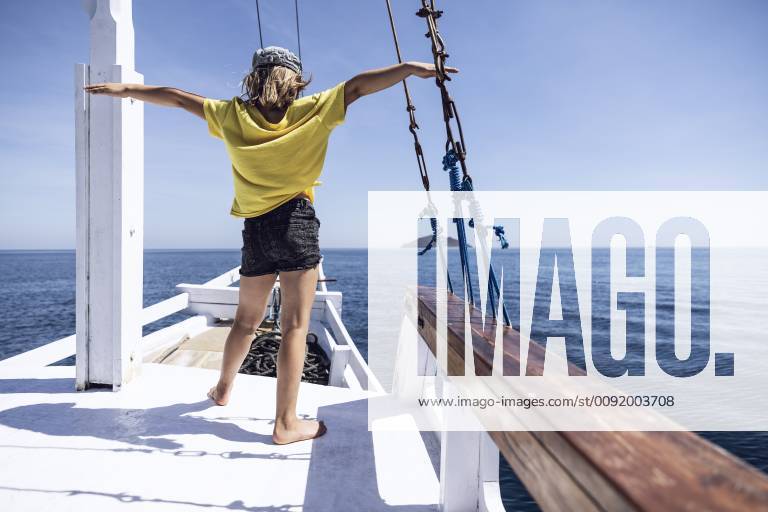 Indonesia, Komodo National Park, girl on a sailing boat model released Symbolfoto MCF00120
