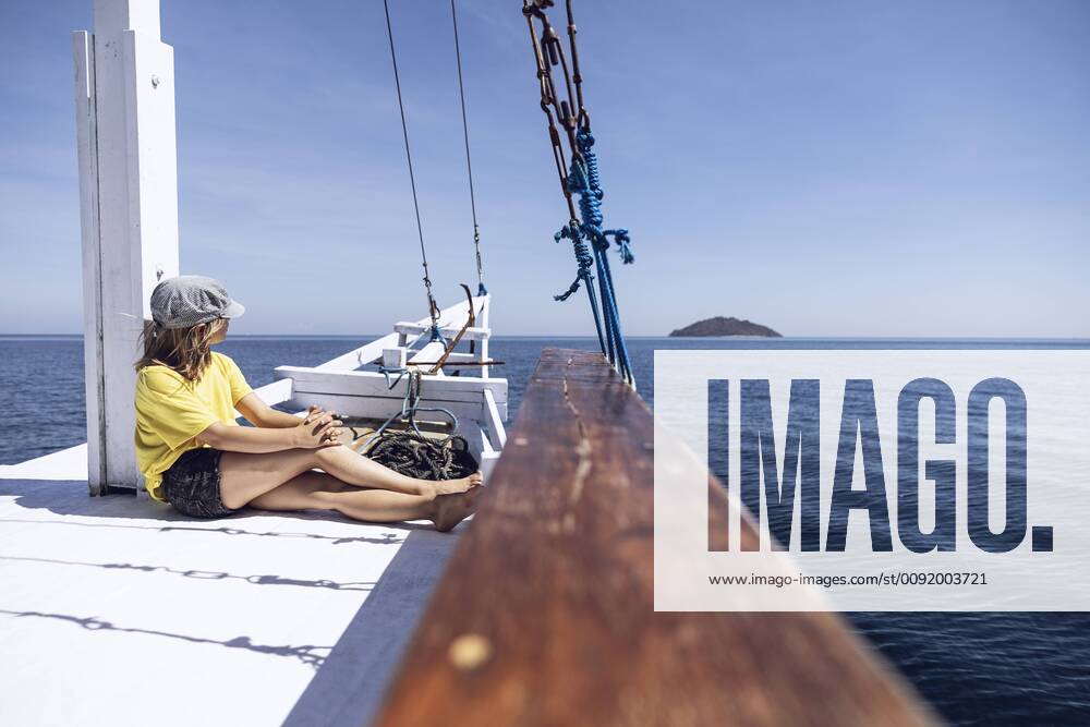 Indonesia, Komodo National Park, girl on a sailing boat model released Symbolfoto MCF00122