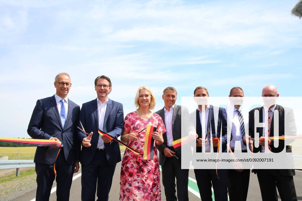Release on Tuesday 25 6 2019 at Stönkvitz Landkreis Vorpommern Rügen for the last section of the new Rügen feeder road in the course of the Bundesstraße 96n B 96n Cutting the ribbon Dirk Brandenburger, Techni