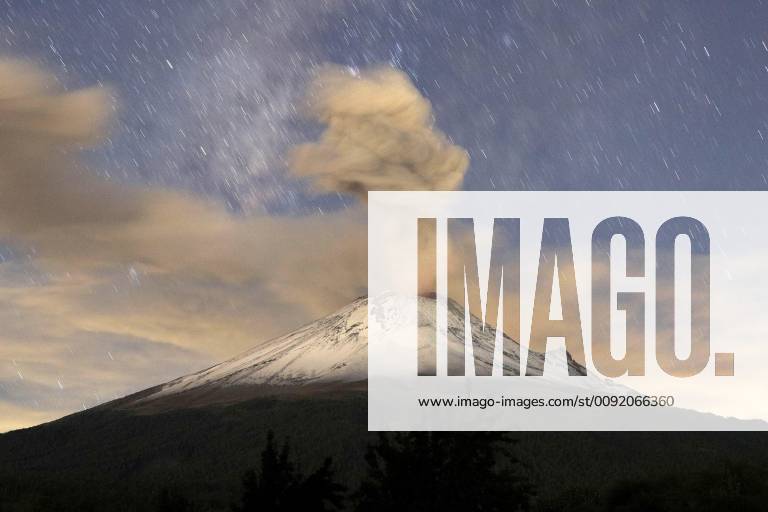 General view of an eruption of Popocatepetl volcano taken from the population of xalitzintla, in the state of Puebla, Mexico, 29 June 2019. Since yesterday at 23:26 h (04.26 GMT), the monitoring system of the Popocatépetl volcano recorded an explosion accompanied by an ash emission that reached an approximate height of 1.5 km towards the southwest and incandescent fragments thrown into a distance of the crater of 1 km. At the moment, a continuous emission is observed that disperses in the southwest direction, reason why there is the probability of slight ash fall towards this sector. The traffic light of volcanic alert continues in yellow phase 2, informed today the National Center of Prevention of Disasters (Cenapred). Popocatepetl volcano presents continuous emission of fragments !ACHTUNG: NUR REDAKTIONELLE NUTZUNG!