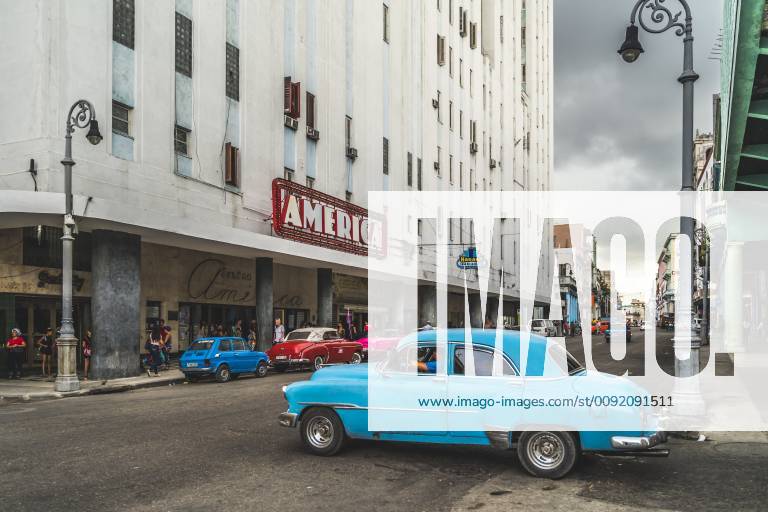 IMAGO Creative: Stadt-Dichotomien Old vintage cars parked outside Teatro America, La Habana (Havana), Cuba, West Indies, Caribbean, Central America