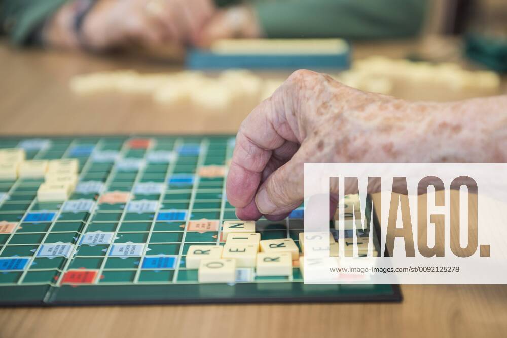 IMAGO Creative: Digitale Welt, Verzicht auf Technologie Senior woman playing board game in rest home mit_2017_10605