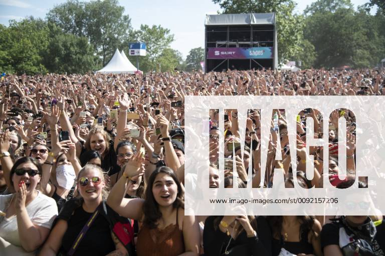 Wireless Festival in Frankfurt am Main Rapper Summer Cem stands on 06 07 2019 at the SEATsounds DRIP STAGE at the Wireless Festival in Frankfurt am Main Around 70 000 visitors were guests during the two days of the sold out festival in the Alten Rebstockpark in Frankfurt am Main