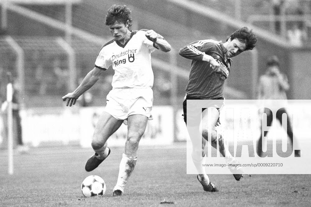 Aus 2. BL Saison 1984 1985 Hannover 96 (dunkles Trikot) gegen FC St. Pauli 2:0 am 13.10.1984 im Niedersachsenstadion - Peter Nogly (Pauli, li.) gegen Michael Gue.