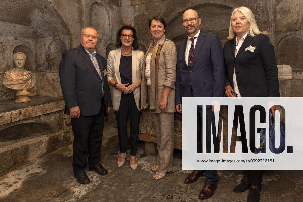 The opening of the Roman burial chamber in Cologne Weiden Group photo in the burial chamber from left to right The Chairman of the Förderverein Römergrab Wei