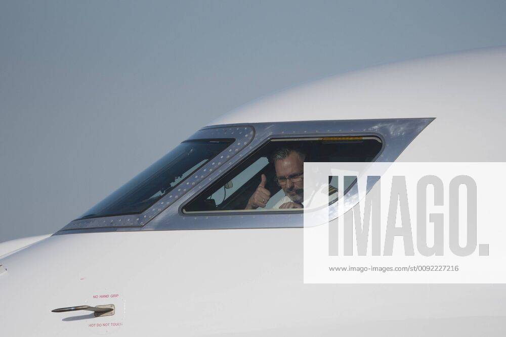 Captain Jakob Ove Bech of Denmark gives a thumbs up to ground crews after piloting a Qatar Airways Executive Gulfstream G650ER to the Space Florida Launch and Landing Facility in the Kennedy Space Center, Florida on Thursday, July 11,2019. Promoted as One More Orbit , the mission, manned by an International flight crew of 8 was lead by Captain Hamish Harding, Action Aviation Director and Astronaut Col. Terry Virts. The crew just completed orbiting the globe via the Poles establishing a new World Circumnavigation Speed Record. The flight was timed to celebrate the 50th Anniversary of Apollo 11 and to honor 500 years since Magellan s global voyage. . KSP20190711008 JOExMARINO