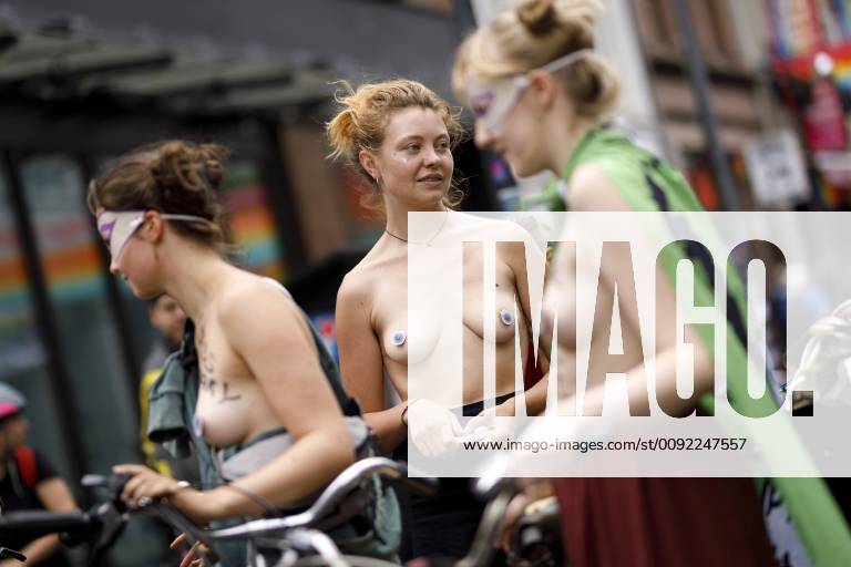 Participants of the first Cologne Naked Bike Ride on the Schaafenstraße Cologne, 12 07 2019 Foto:xC.xFuturexImage