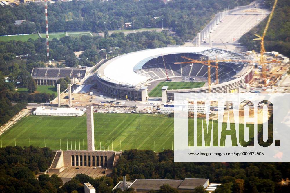 Das Maifeld mit dem Glockenturm vor der Baustelle Olympiastadion Fußball 1. BL Herren Saison 2003 2004, Hertha BSC Berlin, Außenplatz, Außenplätze, Nebenplatz, Nebenplätze, Vdig Totale Olympiastadion Berlin