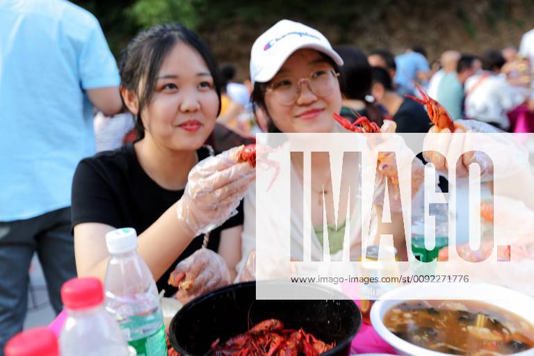 Henan, Henan, China - Henan, China - July 13 2019: On the evening of July 13, a lobster feast for ten thousand people was held in laojun mountain, luoyang, henan province.Thousands of people lined up for the event, which was spectacular.A super lobster caught the eye.According to introducing, this super big lobster is to use the small lobster spot that weighs a ton to fry to make go all together and become, look and smell complete, make people greatly eye-opening, be salivating. Henan China - ZUMAs145 20190715_zaa_s145_104