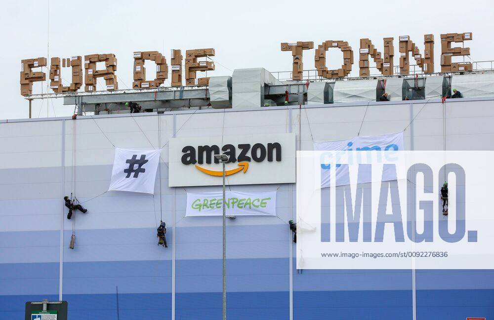 Greenpeace campaign at Amazon 15 07 2019, DEU, Germany, Hamburg Greenpeace activists have roped down from the roof of an Amazon Logistik GmbH hall in Winsen Luhe during a campaign and affixed the words amazon crime with banners The activists have placed the words Für die Tonne (For the bin) on the roof of shipping cartons Greenpeace is demonstrating against the