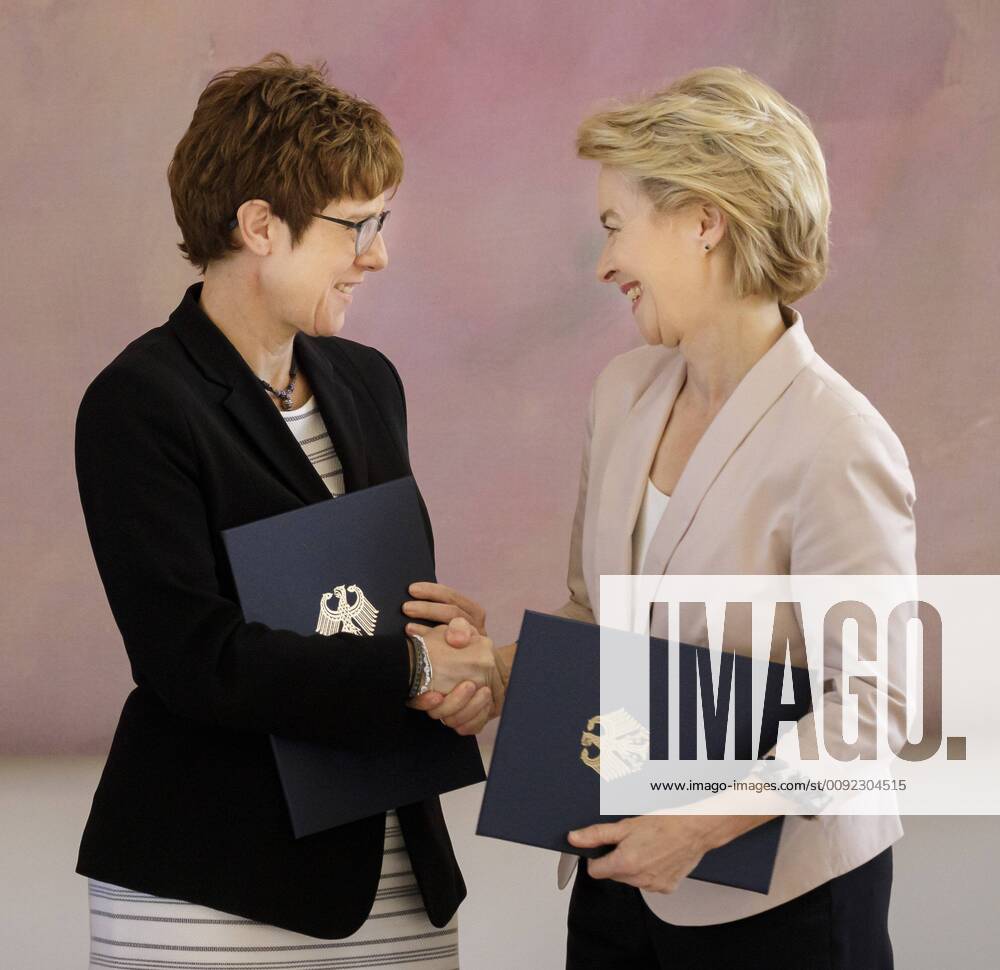 Michael Mueller, 1 Vice President of the Bundesrat at the delivery of the release certificate from her office to the Federal Minister of Defence, Ursula von der Leyen, and the presentation of the certificate of appointment to Annegret Kramp Karrenbauer as Federal Minister of Defence, in the presence of Federal Chancellor Angela Merkel, CDU, at Schloss Bellevue in Berlin 17 07 2019 Berlin Germany