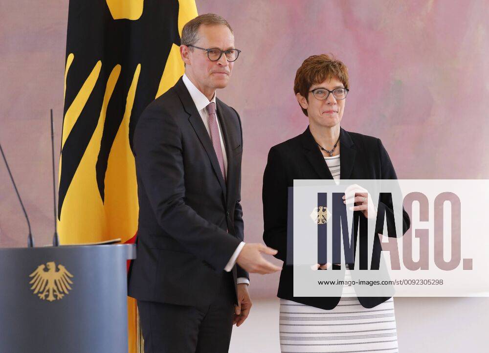 1 Vice-President of the Bundesrat, Michael Müller, Annegret Kramp Karrenbauer , Germany, Berlin, Schloss Bellevue, participation of Federal Chancellor Merkel in the handing over of the dismissal certificate from her office to the Federal Minister of Defence, Ursula von der Leyen, and the handing over of the certificate of appointment to Annegret Kramp Karrenbauer as Federal Minister o