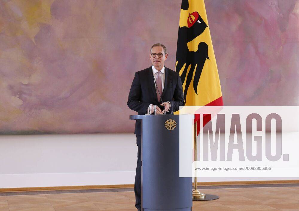 1 Vice-President of the Bundesrat, Michael Müller, Germany, Berlin, Schloss Bellevue, participation of Chancellor Merkel in the handing over of the certificate of dismissal from her office to the Federal Minister of Defence, Ursula von der Leyen, and the handing over of the certificate of appointment to Annegret Kramp Karrenbauer as Federal Minister of Defence by the 1 Vice-President of the Bundesrat, Michael Mül