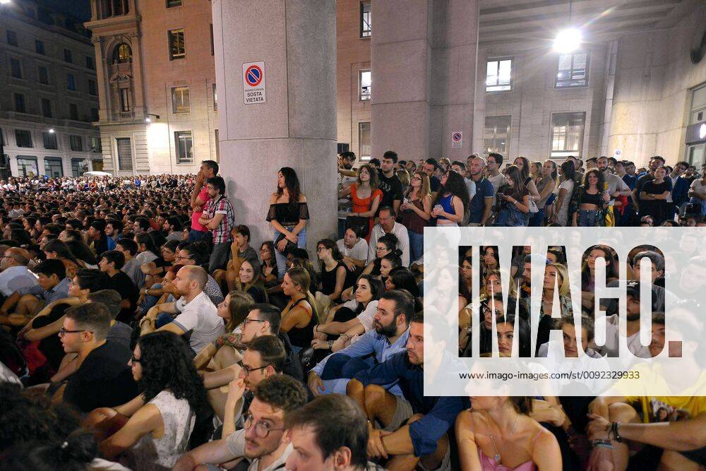 Piazza Affari, preview of the television series, La Casa di Carta, a square full of spectators (Maurizio Maule Fotogramma, Milan - 2019-07-19) p.s. la foto e utilizzabile nel rispetto del contesto in cui e stata scattata, e senza intento diffamatorio del decoro delle persone rappresentate