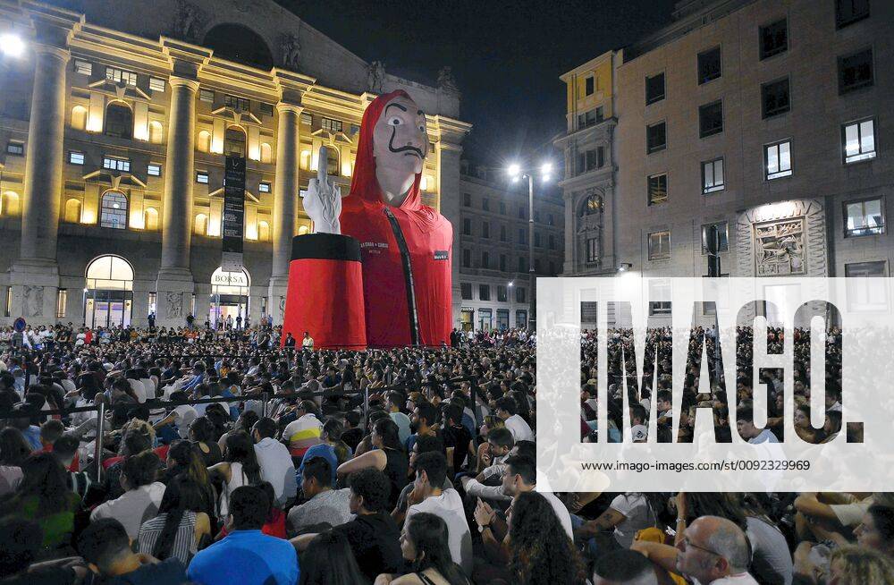 Piazza Affari, preview of the television series, La Casa di Carta, a square full of spectators (Maurizio Maule Fotogramma, Milan - 2019-07-19) p.s. la foto e utilizzabile nel rispetto del contesto in cui e stata scattata, e senza intento diffamatorio del decoro delle persone rappresentate