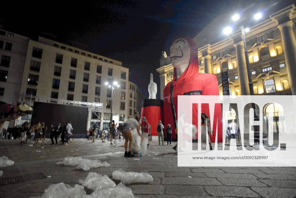 Piazza Affari, preview of the television series, La Casa di Carta, a square full of spectators, cleaning of the square made by the organizers themselves (Maurizio Maule Fotogramma, Milan - 2019-07-19) p.s. la foto e utilizzabile nel rispetto del contesto in cui e stata scattata, e senza intento diffamatorio del decoro delle persone rappresentate