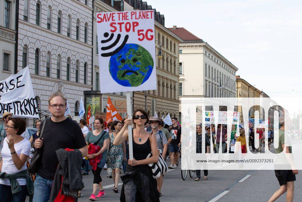 Munich for Future Demo, sign against 5G and mobile radiation On 21 July, more than 10,000 people demonstrated for a better climate policy More than 40 associations supported Fridays for Future and co-organised the demo Munich Bavaria Germany