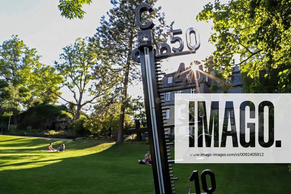 Summer in Siegerland, the next heat wave will roll over Germany, the next days will be extremely hot again, a thermometer with sun in the castle park in front of the Upper Castle Summer in Siegerland on 23 07 2019 in Siegen Germany