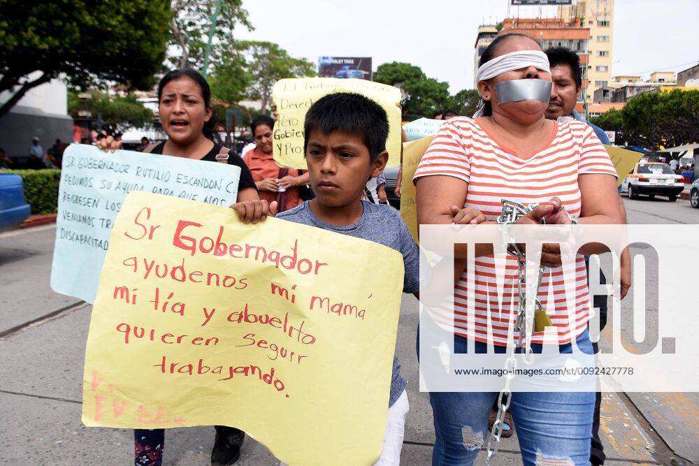 EUM20190724SOC06 JPG TUXTLA GUTIERREZ, Chis , Protests Protests Teachers Street vendors from the municipality of Mezcalapa demonstrated in front of the State Government Palace, due to being evicted in various places where they sold fruits and vegetables 24 July 2019 Photo Agency EL UNIVERSAL AFBV - ZUMAu78_ 20190724_zaf_u78_044
