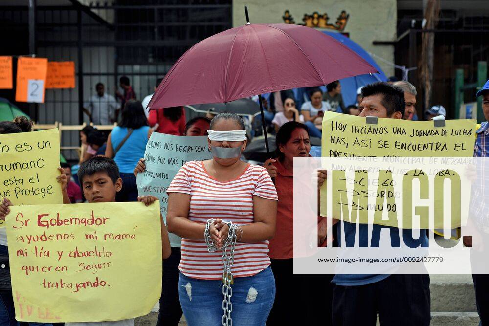 EUM20190724SOC07 JPG TUXTLA GUTIERREZ, Chis , Protests Protests Teachers Street vendors from the municipality of Mezcalapa demonstrated in front of the State Government Palace, due to being evicted in various places where they sold fruits and vegetables 24 July 2019 Photo Agency EL UNIVERSAL AFBV - ZUMAu78_ 20190724_zaf_u78_045
