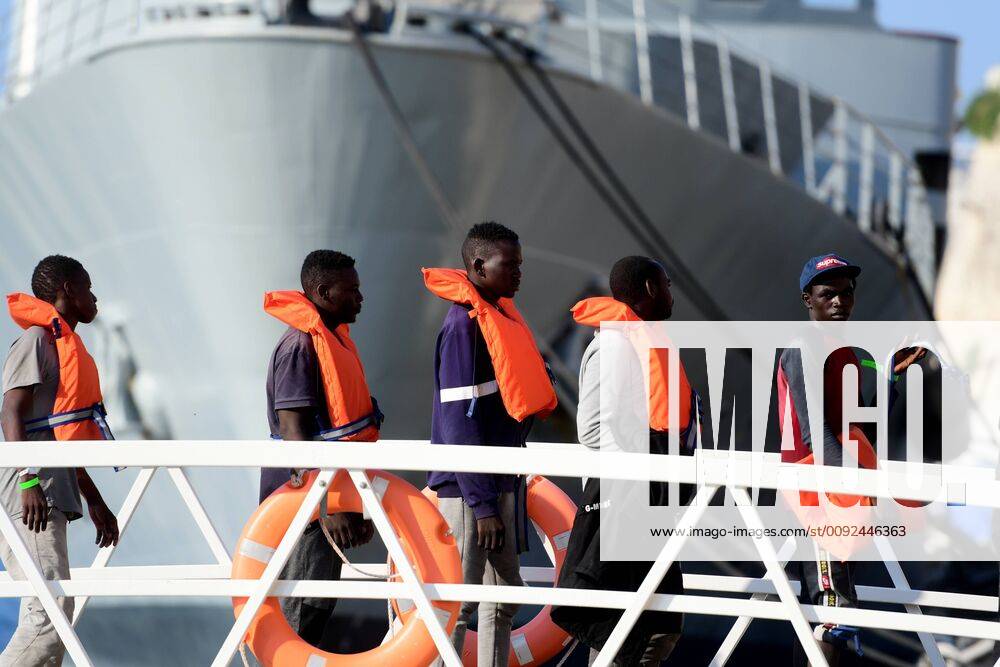 Malta, mehr als 70 Bootsflüchtlinge gerettet (190725) -- FLORIANA (MALTA), July 25, 2019 -- Migrants disembark at a naval base in Floriana, Malta, on July 25, 2019. A group of 76 migrants have been rescued by the Armed Forces of Malta and disembarked at the naval base on Thursday afternoon. (Photo by Xinhua) MALTA-FLORIANA-MIGRANTS-RESCUE JonathanxBorg